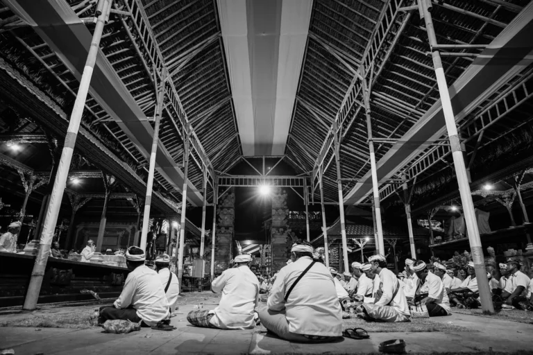 Paruman di balai banjar Bali, menggambarkan proses izin sosial antara pelaku usaha dan Desa Adat